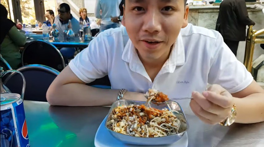 Hết bị lực lượng an ninh đuổi, Khoa Pug và cameraman lại bị thanh niên Ai Cập chặn đường vì chiếc váy quá ngắn - Ảnh 1. Hết bị lực lượng an ninh đuổi, Khoa Pug và cameraman lại bị thanh niên Ai Cập chặn đường vì chiếc váy quá ngắn - Ảnh 1.