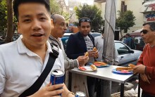 Hết bị lực lượng an ninh đuổi, Khoa Pug và cameraman lại bị thanh niên Ai Cập chặn đường vì chiếc váy quá ngắn