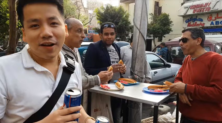 Hết bị lực lượng an ninh đuổi, Khoa Pug và cameraman lại bị thanh niên Ai Cập chặn đường vì chiếc váy quá ngắn - Ảnh 2. Hết bị lực lượng an ninh đuổi, Khoa Pug và cameraman lại bị thanh niên Ai Cập chặn đường vì chiếc váy quá ngắn - Ảnh 2.