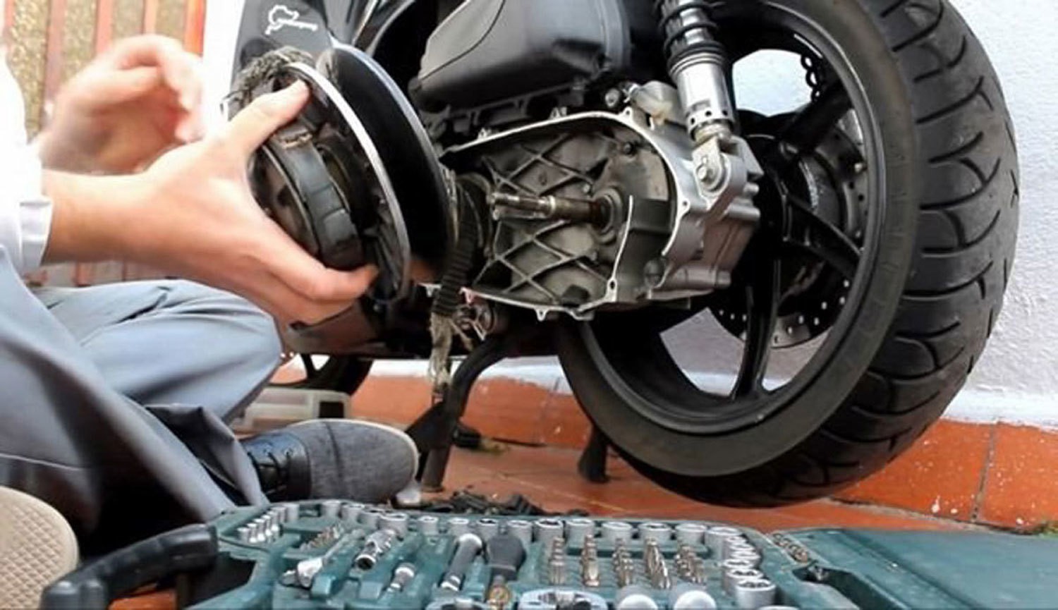 Những chiêu luộc khách ngang nhiên của thợ sửa xe máy - Ảnh 1. Những chiêu luộc khách ngang nhiên của thợ sửa xe máy - Ảnh 1.