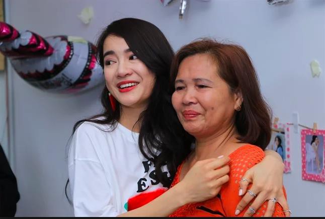 Sao Việt hôm nay (12/5): Tâm thư xúc động của Nhã Phương viết về mẹ, Lan Khuê xác nhận chuyện có em bé - Ảnh 1.