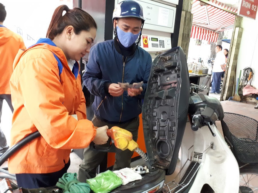 Quỹ bình ổn giá xăng dầu: Người dùng thiệt hơn là được lợi? - Ảnh 1. Quỹ bình ổn giá xăng dầu: Người dùng thiệt hơn là được lợi? - Ảnh 1.