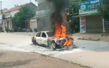 Xế hộp biển Hà Nội cháy trơ khung ở Nghệ An khi đi đám cưới