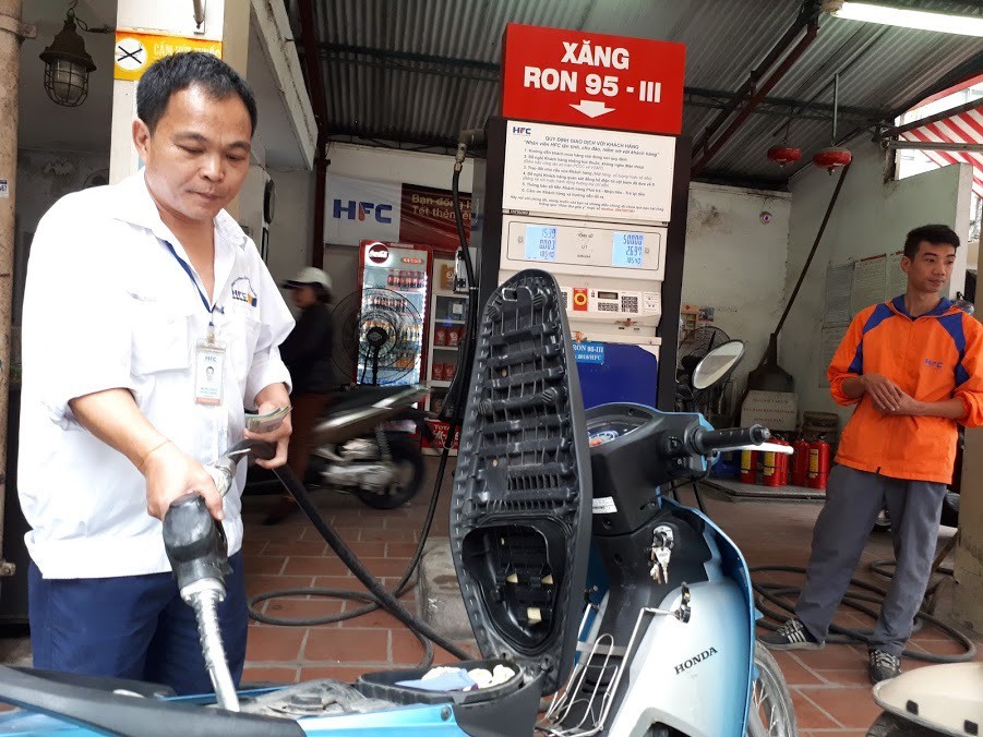 Quỹ bình ổn giá xăng dầu: Người dùng thiệt hơn là được lợi? - Ảnh 2. Quỹ bình ổn giá xăng dầu: Người dùng thiệt hơn là được lợi? - Ảnh 2.