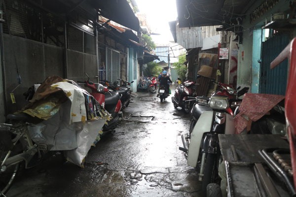 Xóm giang hồ Sài Gòn: Vợ bán dâm trên gác, chồng ngồi trước cửa canh chừng - Ảnh 4. Xóm giang hồ Sài Gòn: Vợ bán dâm trên gác, chồng ngồi trước cửa canh chừng - Ảnh 4.
