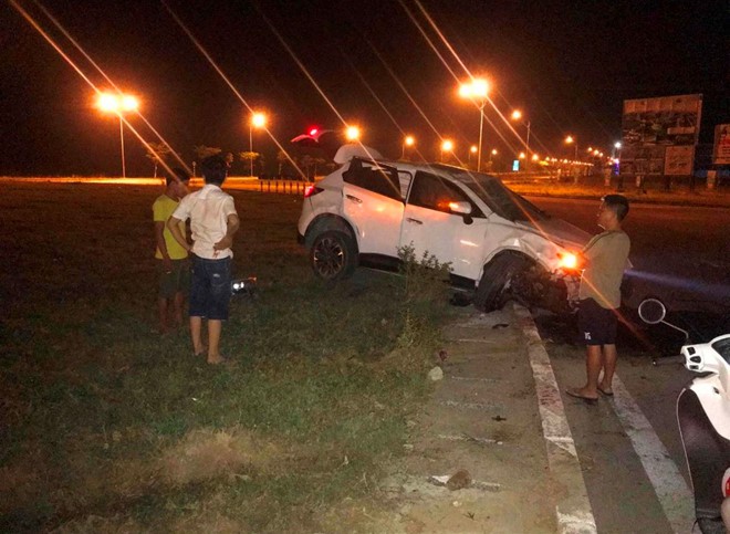 Tài xế có nồng độ cồn cao lao vào bùng binh làm 4 người bị thương - Ảnh 2. Tài xế có nồng độ cồn cao lao vào bùng binh làm 4 người bị thương - Ảnh 2.