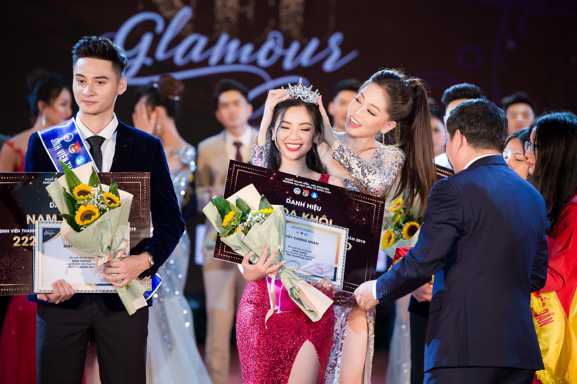Á hậu Phương Nga về trường tìm người kế vị - Ảnh 3. Á hậu Phương Nga về trường tìm người kế vị - Ảnh 3.