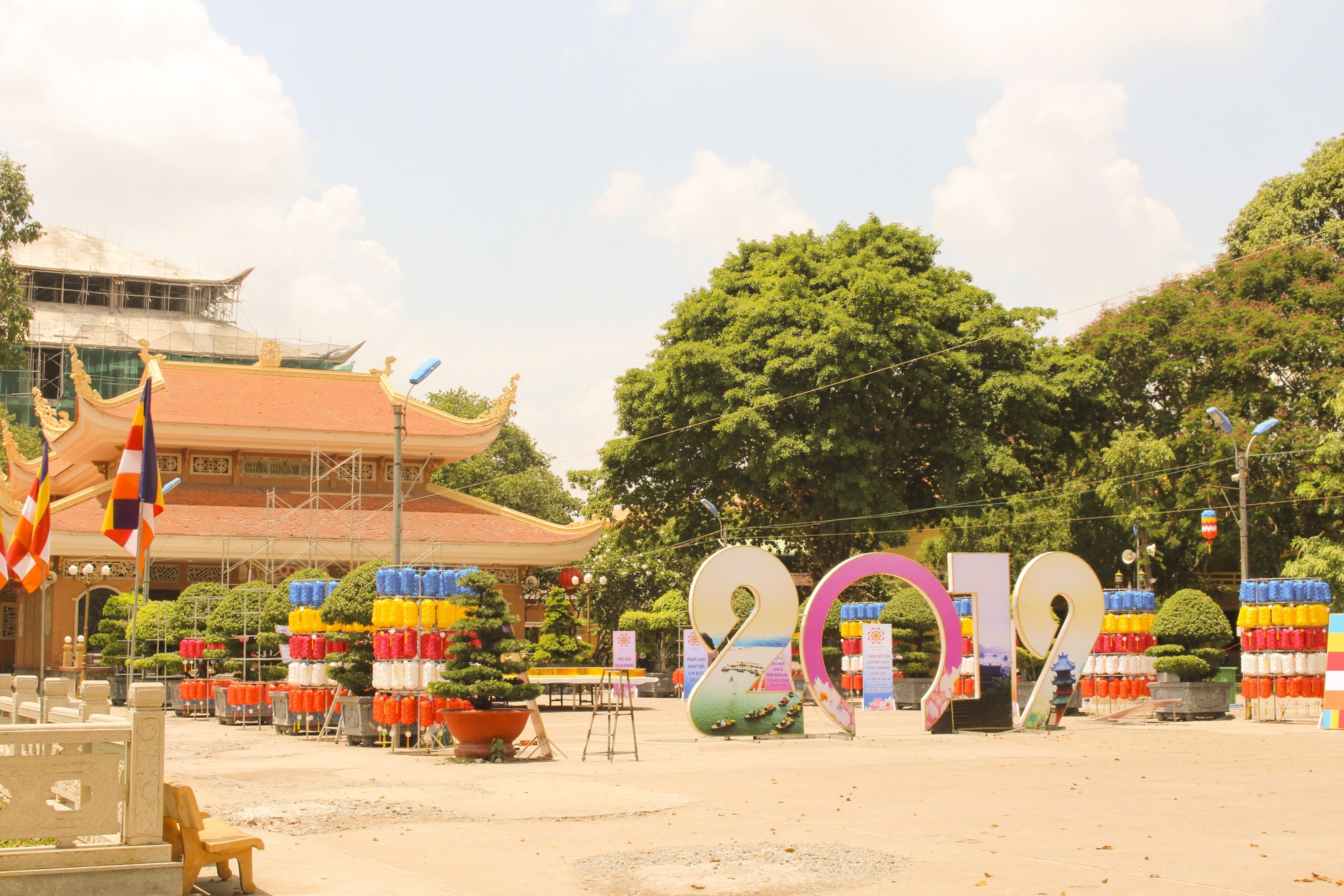 Thăm ngôi chùa lớn nhất TP HCM trước ngày lễ Phật Đản - Ảnh 2. Thăm ngôi chùa lớn nhất TP HCM trước ngày lễ Phật Đản - Ảnh 2.