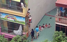 Hà Nội: Cháy trường mầm non, người dân bắc thang, trèo mái tôn sơ tán trẻ