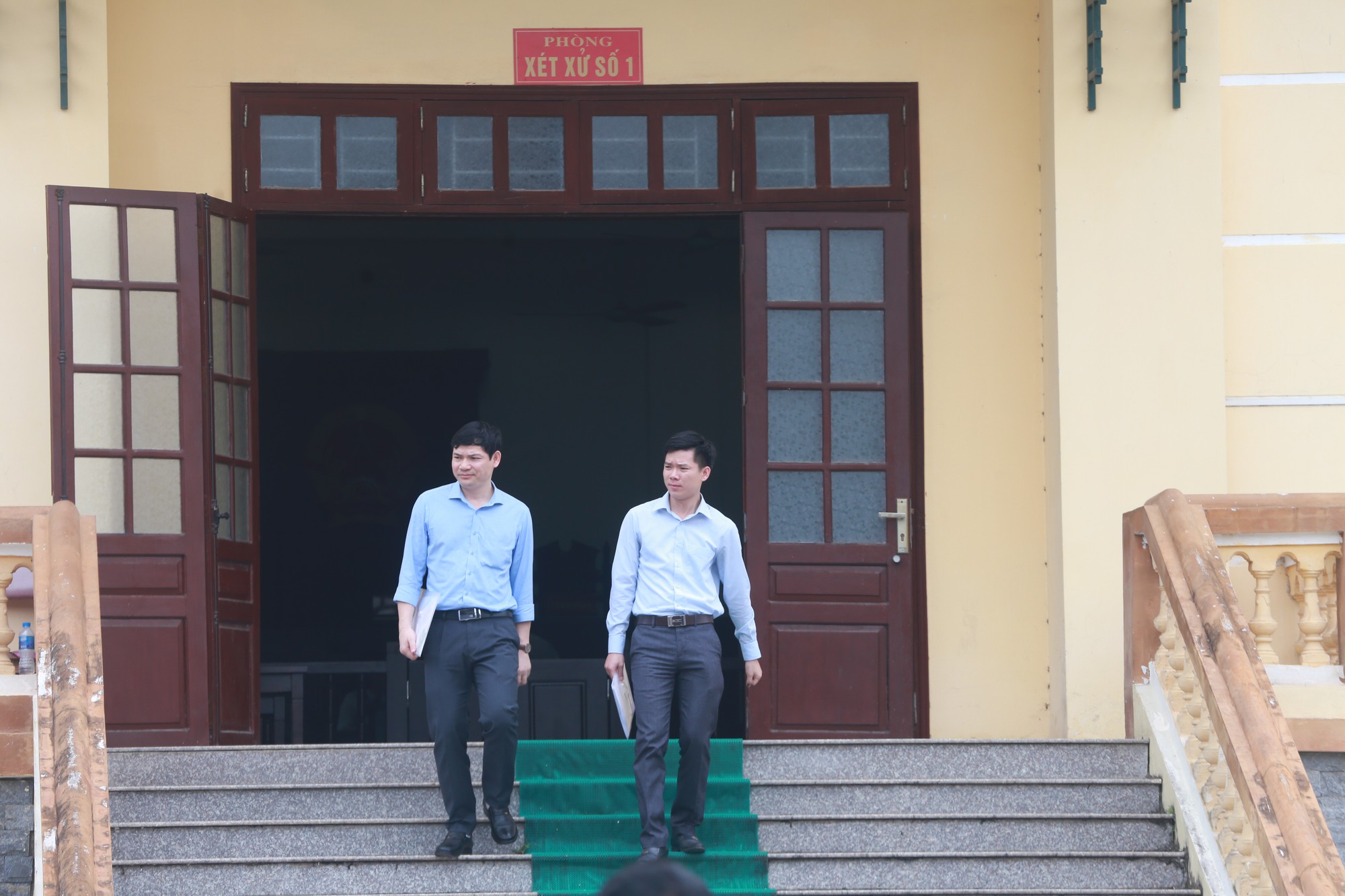 Hoãn phiên tòa phúc thẩm vụ xét xử vụ chạy thận khiến 9 người tử vong ở Hòa Bình - Ảnh 2. Hoãn phiên tòa phúc thẩm vụ xét xử vụ chạy thận khiến 9 người tử vong ở Hòa Bình - Ảnh 2.
