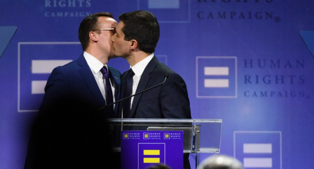 Cộng đồng LGBT thế giới hôm nay (13/5): Người đẹp chuyển giới bị loại khỏi The Voice, nam sinh ở Đài Loan (Trung Quốc) mặc váy đến trường - Ảnh 1. Cộng đồng LGBT thế giới hôm nay (13/5): Người đẹp chuyển giới bị loại khỏi The Voice, nam sinh ở Đài Loan (Trung Quốc) mặc váy đến trường - Ảnh 1.