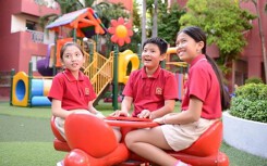 Bữa ăn của học sinh trường quốc tế có giòi?