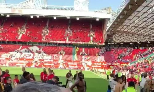 CĐV sỉ vả Pogba ngay tại Old Trafford - Ảnh 2. CĐV sỉ vả Pogba ngay tại Old Trafford - Ảnh 2.