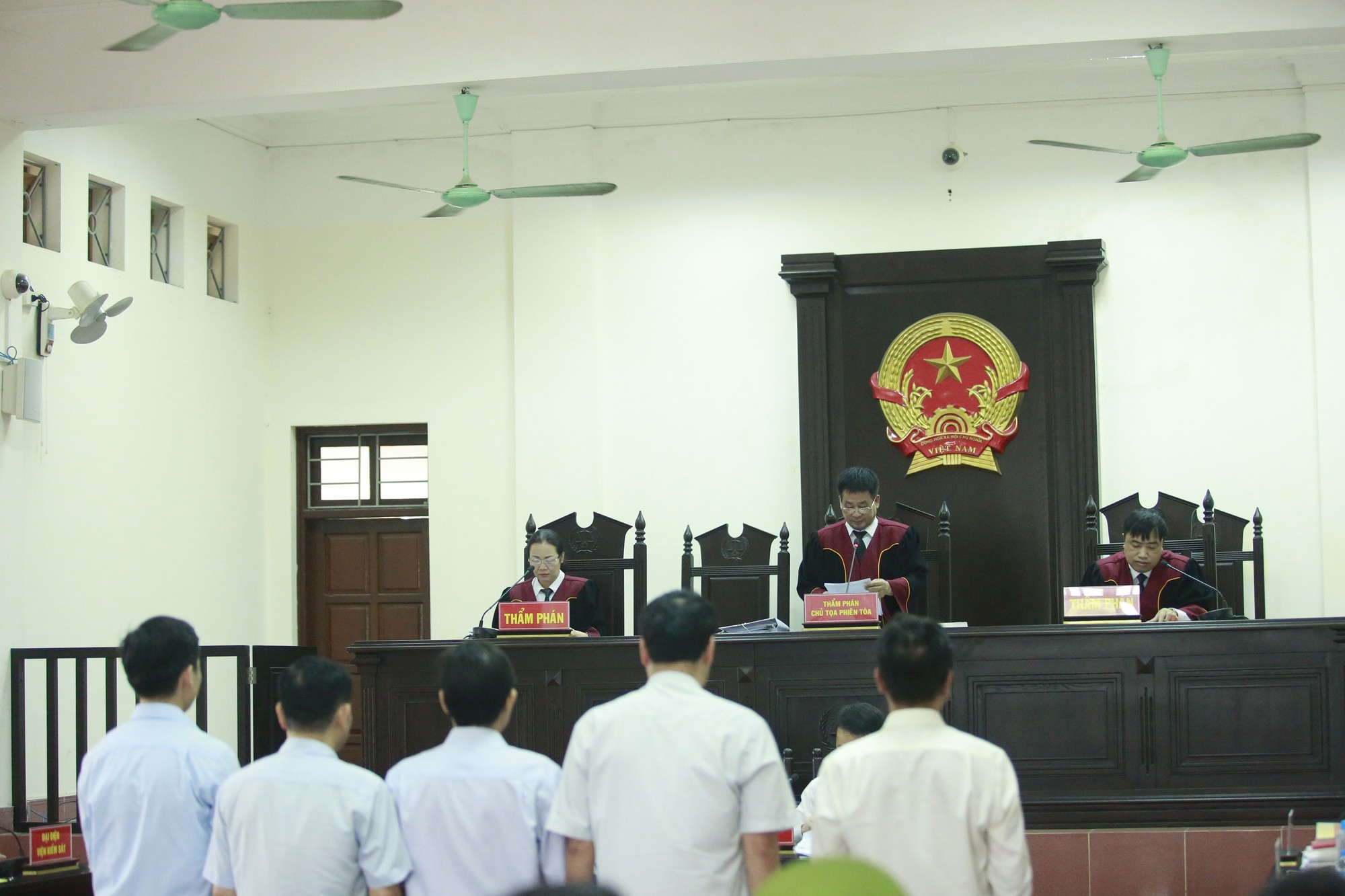 Vụ chạy thận khiến 9 người tử vong: Hoàng Công Lương hầu tòa phúc thẩm - Ảnh 8. Vụ chạy thận khiến 9 người tử vong: Hoàng Công Lương hầu tòa phúc thẩm - Ảnh 8.