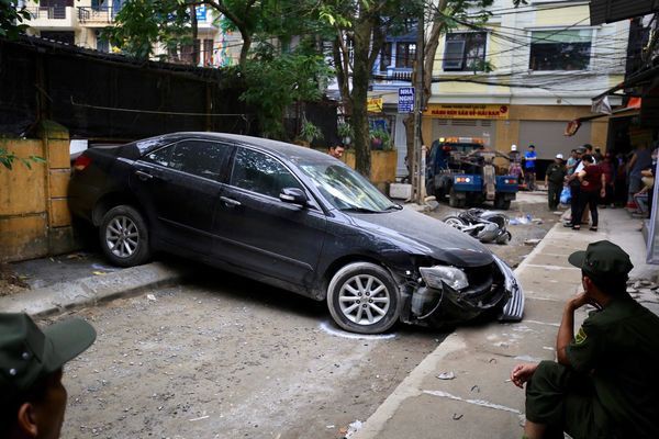 Lái xe Camry lùi chết người ở Hà Nội là một Đại tá Công an - Ảnh 1. Lái xe Camry lùi chết người ở Hà Nội là một Đại tá Công an - Ảnh 1.