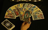 Tử vi hôm nay (14/5) qua lá bài Tarot: Càng nắm chặt, càng dễ rơi