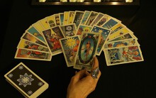 Tử vi hôm nay (14/5) qua lá bài Tarot: Càng nắm chặt, càng dễ rơi