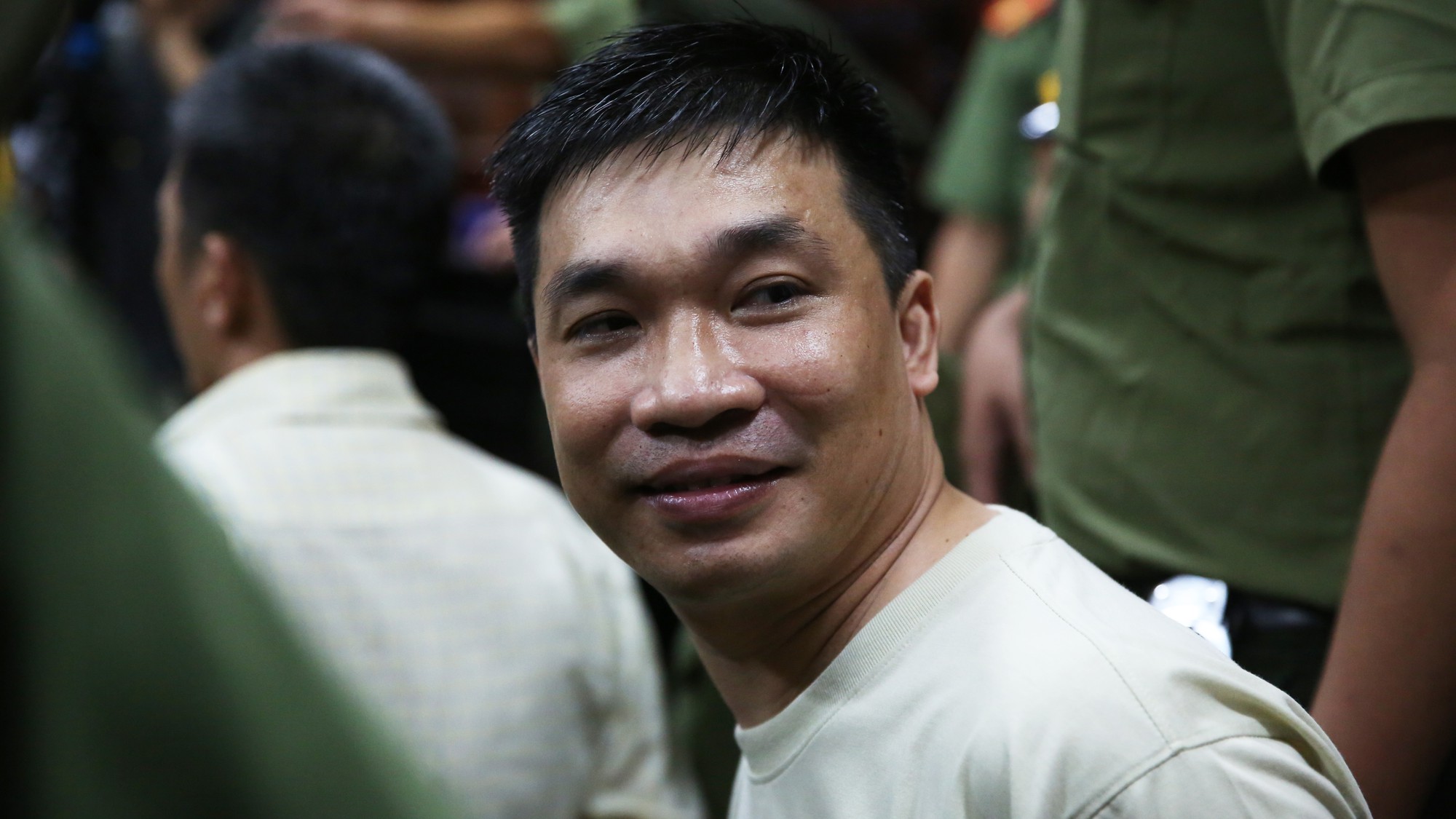 Trùm ma túy Văn Kính Dương cùng người tình Ngọc Miu tươi cười trước giờ tuyên án - Ảnh 1. Trùm ma túy Văn Kính Dương cùng người tình Ngọc Miu tươi cười trước giờ tuyên án - Ảnh 1.