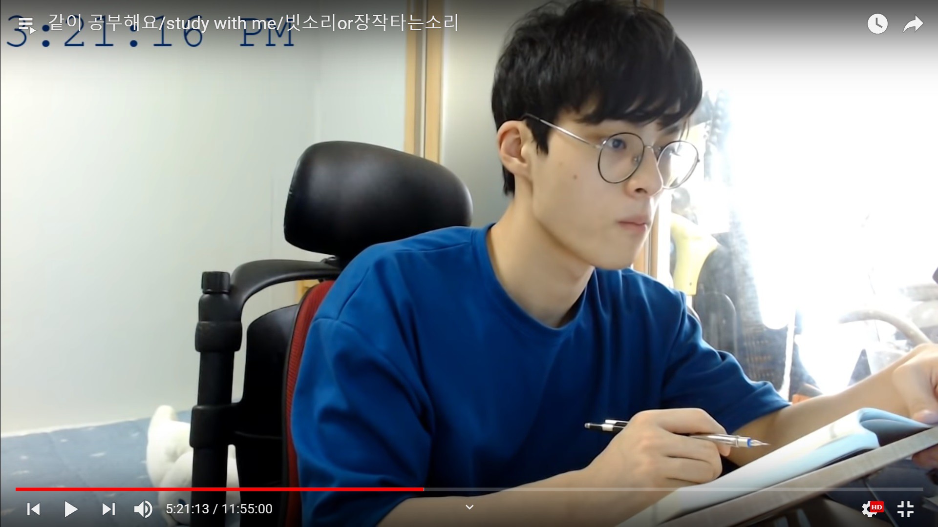 Đỉnh cao kiếm tiền từ YouTube: Quay cảnh ngồi học, ăn uống cũng kiếm được trăm triệu đồng - Ảnh 4. Đỉnh cao kiếm tiền từ YouTube: Quay cảnh ngồi học, ăn uống cũng kiếm được trăm triệu đồng - Ảnh 4.