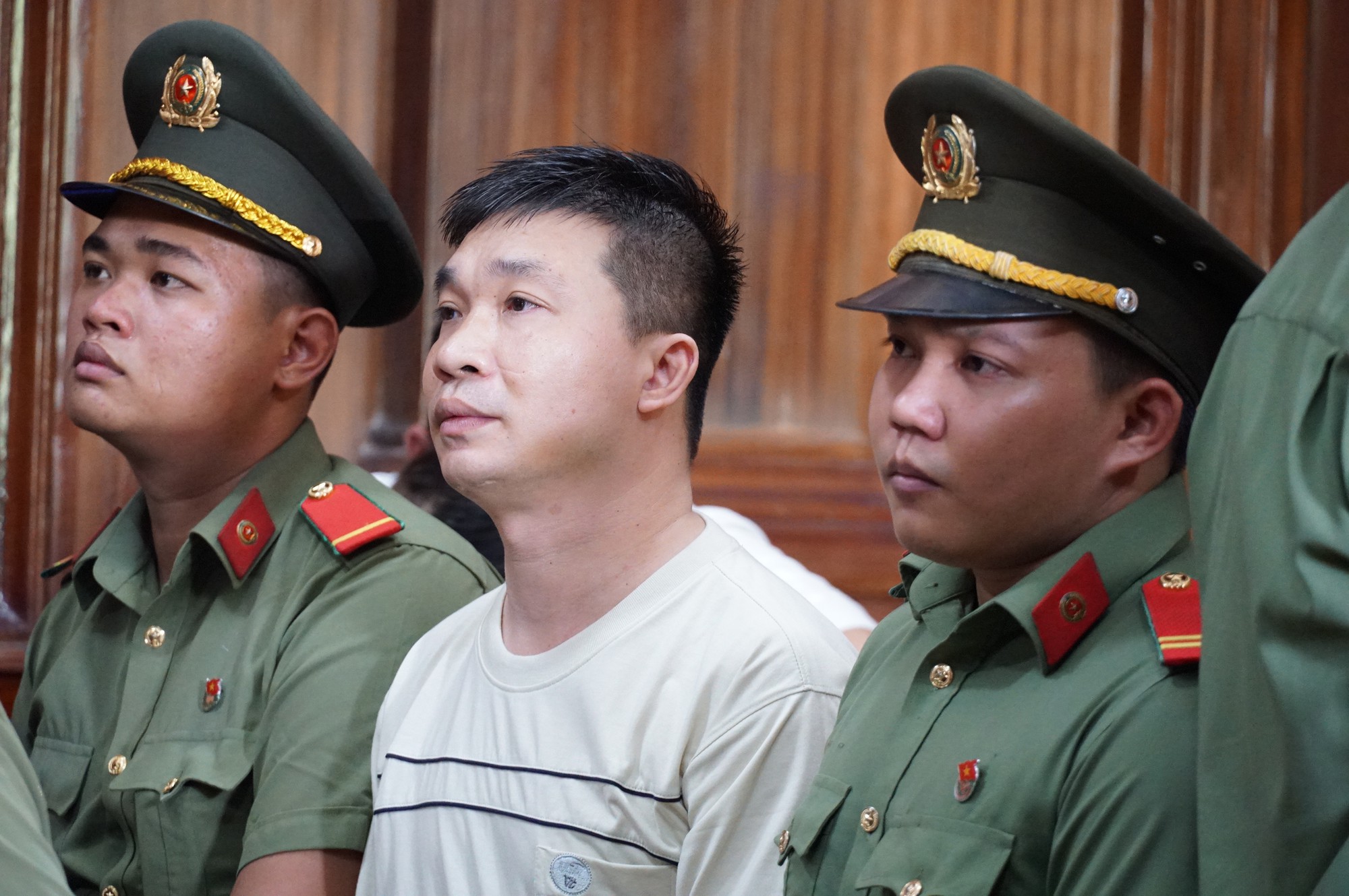 Tòa trả hồ sơ, bố Văn Kính Dương bị điều tra bổ sung - Ảnh 3. Tòa trả hồ sơ, bố Văn Kính Dương bị điều tra bổ sung - Ảnh 3.