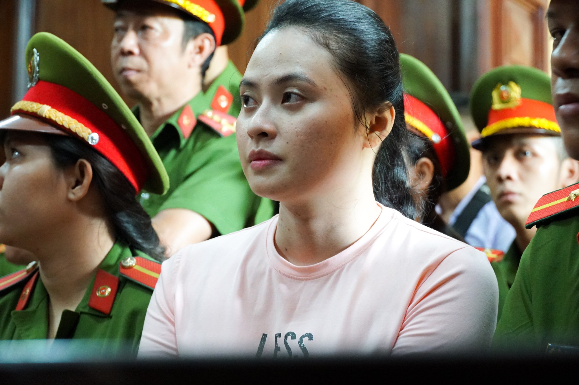 Trùm ma túy Văn Kính Dương cùng người tình Ngọc Miu tươi cười trước giờ tuyên án - Ảnh 3. Trùm ma túy Văn Kính Dương cùng người tình Ngọc Miu tươi cười trước giờ tuyên án - Ảnh 3.