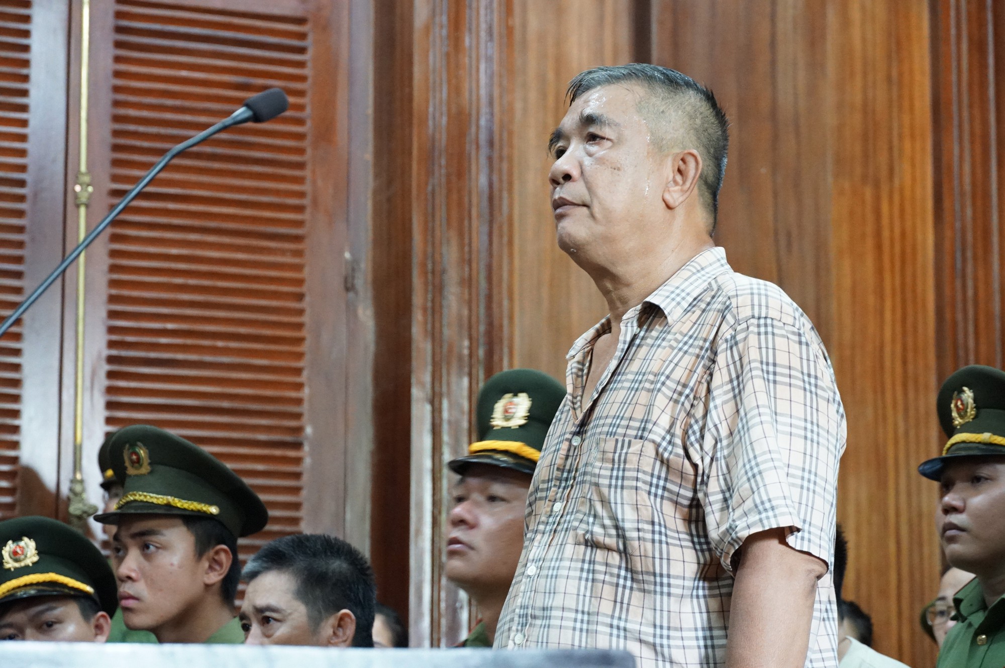 Tòa trả hồ sơ, bố Văn Kính Dương bị điều tra bổ sung - Ảnh 1. Tòa trả hồ sơ, bố Văn Kính Dương bị điều tra bổ sung - Ảnh 1.