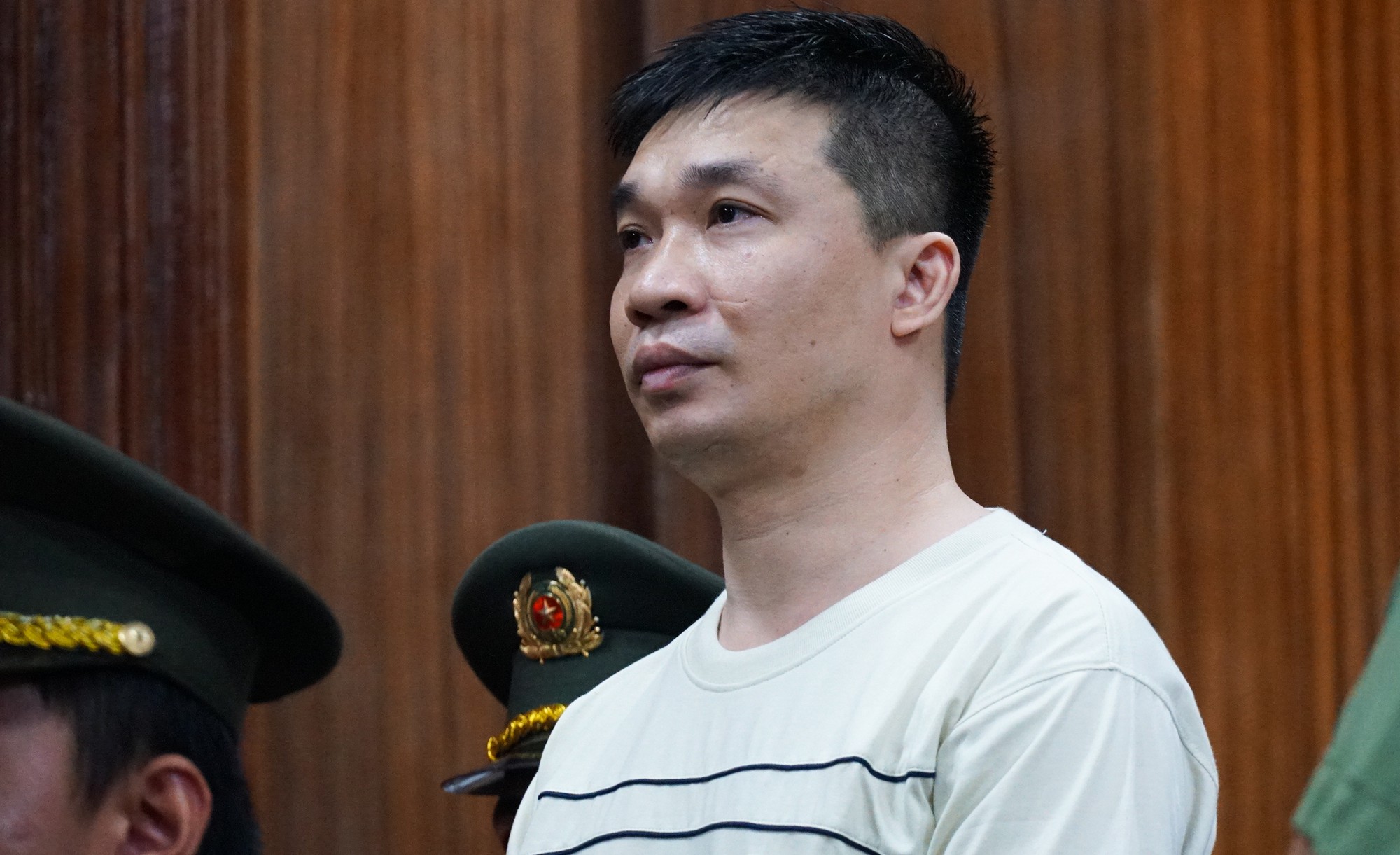 Trùm ma túy Văn Kính Dương cùng người tình Ngọc Miu tươi cười trước giờ tuyên án - Ảnh 4. Trùm ma túy Văn Kính Dương cùng người tình Ngọc Miu tươi cười trước giờ tuyên án - Ảnh 4.