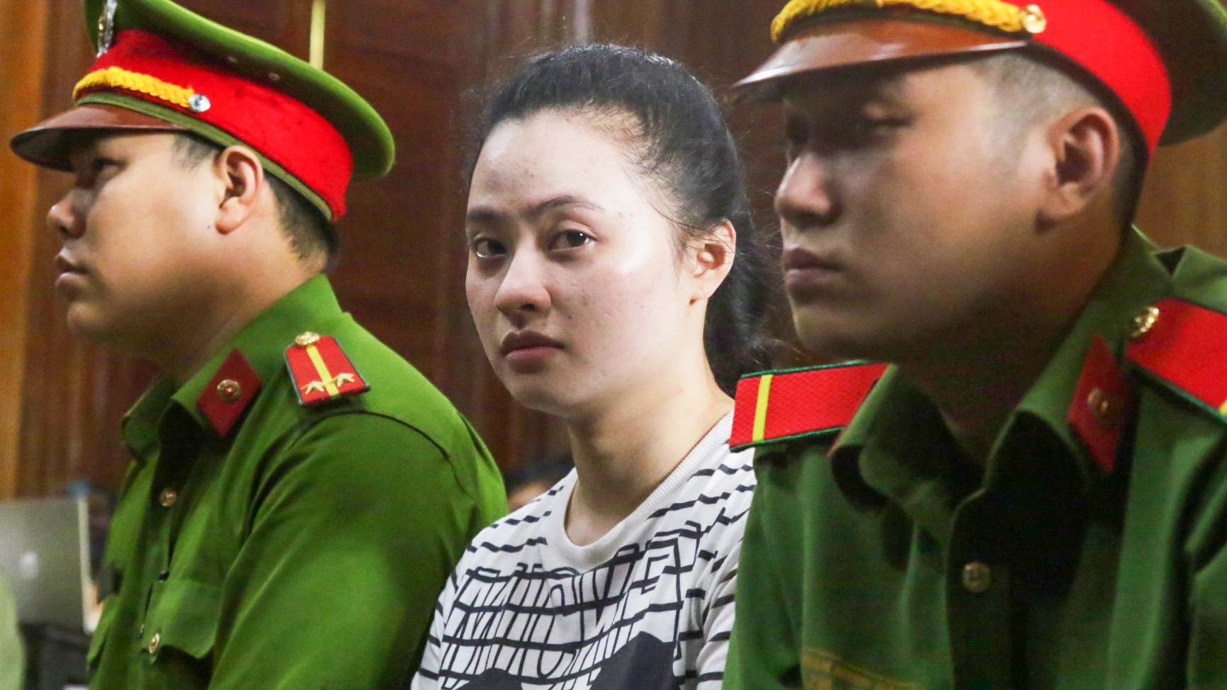 Nhiều người đến sớm chờ nghe tuyên án trùm ma túy Văn Kính Dương, hotgirl Ngọc Miu cùng 8 đồng phạm - Ảnh 6. Nhiều người đến sớm chờ nghe tuyên án trùm ma túy Văn Kính Dương, hotgirl Ngọc Miu cùng 8 đồng phạm - Ảnh 6.