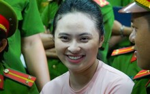 'Trùm' ma túy Văn Kính Dương cùng người tình Ngọc Miu tươi cười trước giờ tuyên án