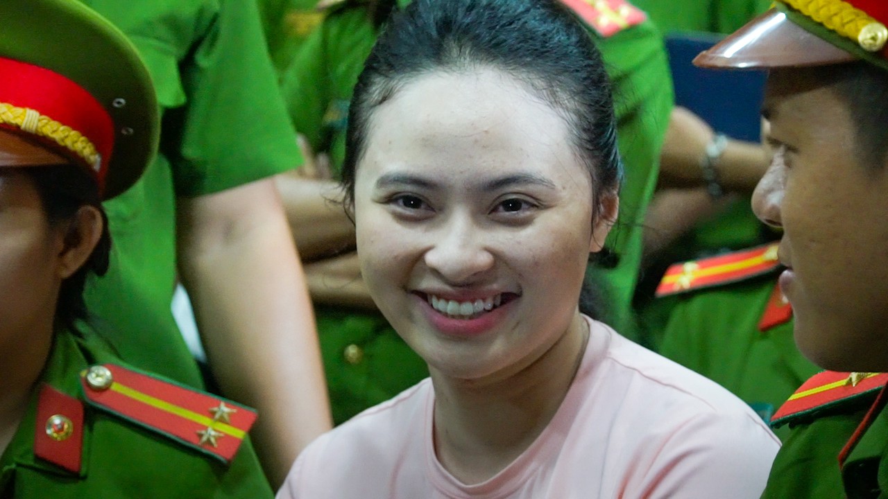 Trùm ma túy Văn Kính Dương cùng người tình Ngọc Miu tươi cười trước giờ tuyên án - Ảnh 2. Trùm ma túy Văn Kính Dương cùng người tình Ngọc Miu tươi cười trước giờ tuyên án - Ảnh 2.