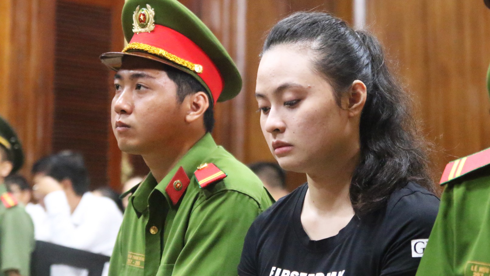 Nhiều người đến sớm chờ nghe tuyên án trùm ma túy Văn Kính Dương, hotgirl Ngọc Miu cùng 8 đồng phạm - Ảnh 7. Nhiều người đến sớm chờ nghe tuyên án trùm ma túy Văn Kính Dương, hotgirl Ngọc Miu cùng 8 đồng phạm - Ảnh 7.