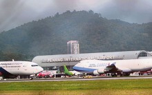 Hết tiền về quê, 'đu càng' máy bay đi lậu