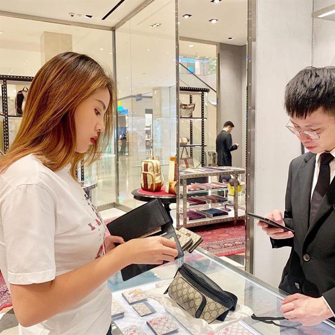 Sao Việt hôm nay (14/5): Ngọc Trinh tỏ tình bạn trai đại gia, Phạm Hương chuẩn bị tái xuất showbiz - Ảnh 11. Sao Việt hôm nay (14/5): Ngọc Trinh tỏ tình bạn trai đại gia, Phạm Hương chuẩn bị tái xuất showbiz - Ảnh 11.