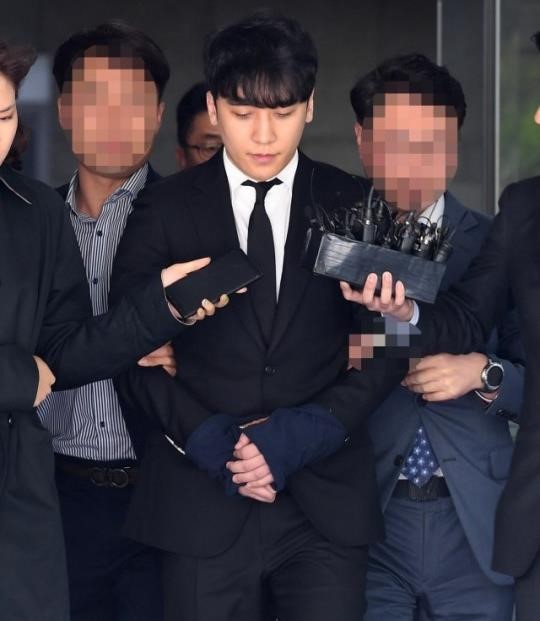 Seungri bị trói và còng tay khi rời tòa án, có thể ở tù 2 - 3 năm - Ảnh 2. Seungri bị trói và còng tay khi rời tòa án, có thể ở tù 2 - 3 năm - Ảnh 2.