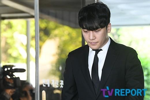 Seungri bị trói và còng tay khi rời tòa án, có thể ở tù 2 - 3 năm - Ảnh 3. Seungri bị trói và còng tay khi rời tòa án, có thể ở tù 2 - 3 năm - Ảnh 3.