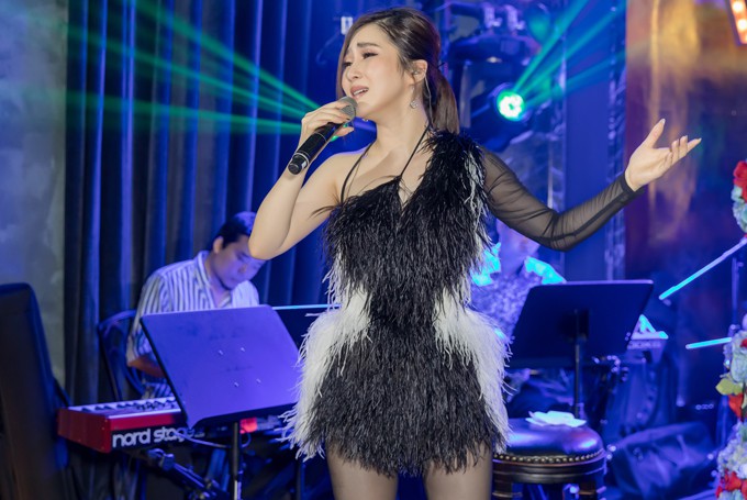 Sao Việt hôm nay (14/5): Ngọc Trinh tỏ tình bạn trai đại gia, Phạm Hương chuẩn bị tái xuất showbiz - Ảnh 2. Sao Việt hôm nay (14/5): Ngọc Trinh tỏ tình bạn trai đại gia, Phạm Hương chuẩn bị tái xuất showbiz - Ảnh 2.