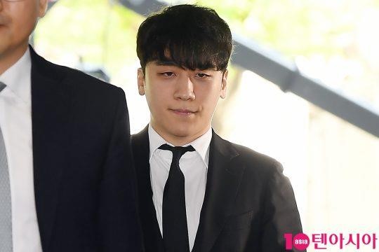 Seungri bị trói và còng tay khi rời tòa án, có thể ở tù 2 - 3 năm - Ảnh 4. Seungri bị trói và còng tay khi rời tòa án, có thể ở tù 2 - 3 năm - Ảnh 4.