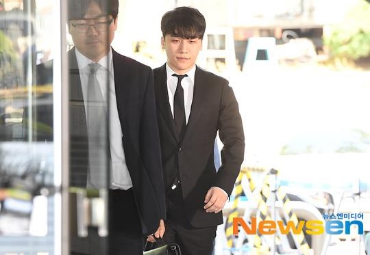 Seungri bị trói và còng tay khi rời tòa án, có thể ở tù 2 - 3 năm - Ảnh 5. Seungri bị trói và còng tay khi rời tòa án, có thể ở tù 2 - 3 năm - Ảnh 5.