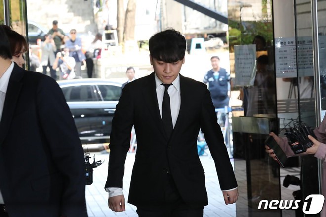 Seungri bị trói và còng tay khi rời tòa án, có thể ở tù 2 - 3 năm - Ảnh 6. Seungri bị trói và còng tay khi rời tòa án, có thể ở tù 2 - 3 năm - Ảnh 6.