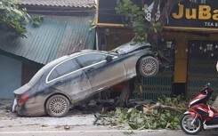 Phú Thọ: Mercedes mất lái ‘leo’ lên cây, một người bị thương