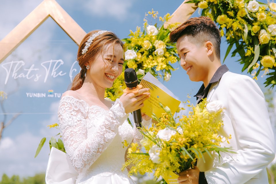 Lễ nguyện thề hạnh phúc của cặp đồng tính nữ Yun Bin và Tú Tri - Ảnh 1.