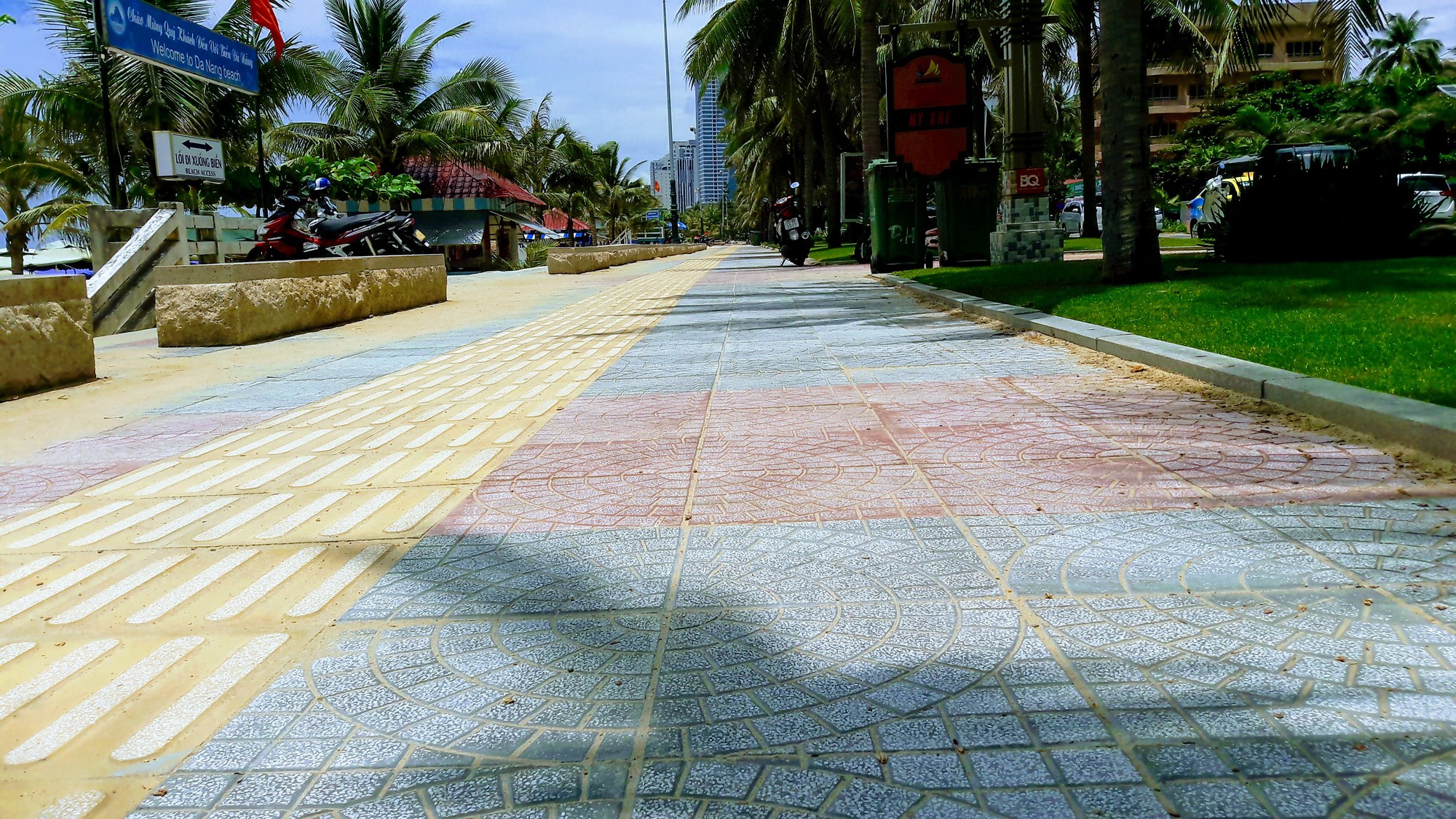 Vỉa hè biển Mỹ Khê Đà Nẵng lát mới, sạch đẹp sau phản ánh vỡ nát, mất mĩ quan - Ảnh 3. Vỉa hè biển Mỹ Khê Đà Nẵng lát mới, sạch đẹp sau phản ánh vỡ nát, mất mĩ quan - Ảnh 3.
