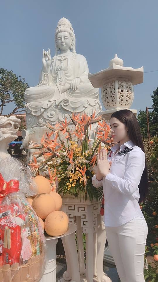 Diện váy ren xuyên thấu mỏng tang đi chùa, Thư Dung bị dân mạng ném đá thậm tệ - Ảnh 8. Diện váy ren xuyên thấu mỏng tang đi chùa, Thư Dung bị dân mạng ném đá thậm tệ - Ảnh 8.
