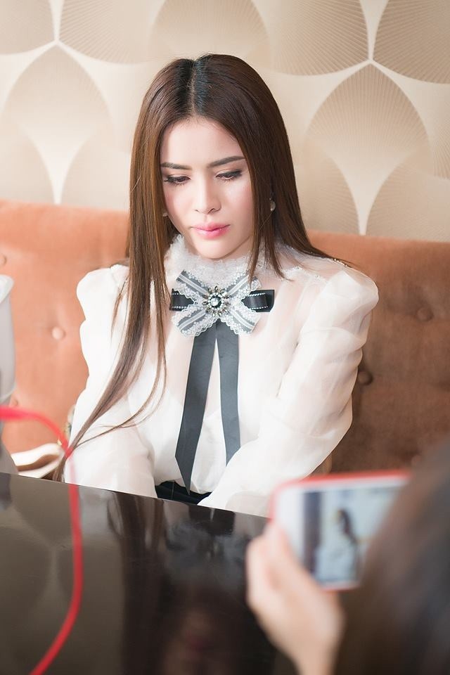Diện váy ren xuyên thấu mỏng tang đi chùa, Thư Dung bị dân mạng ném đá thậm tệ - Ảnh 7. Diện váy ren xuyên thấu mỏng tang đi chùa, Thư Dung bị dân mạng ném đá thậm tệ - Ảnh 7.