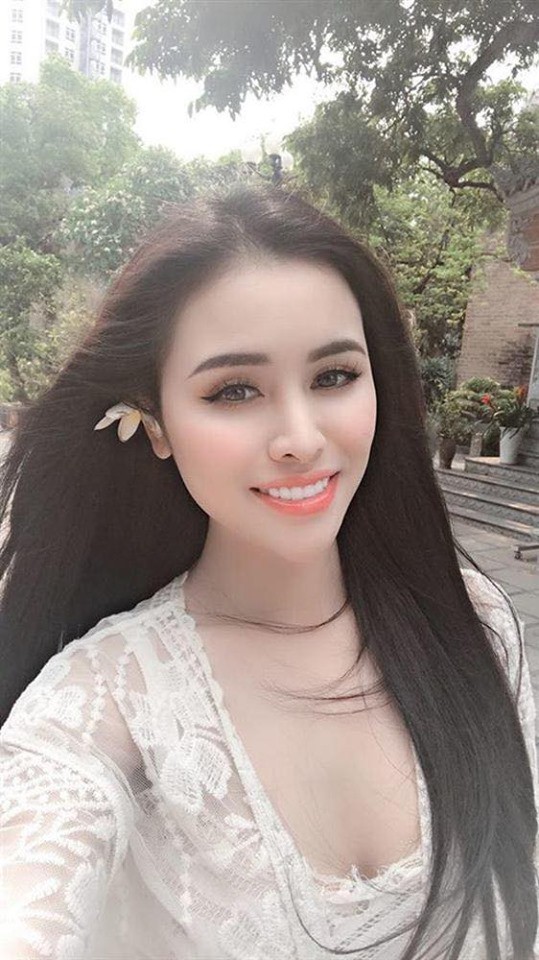 Diện váy ren xuyên thấu mỏng tang đi chùa, Thư Dung bị dân mạng ném đá thậm tệ - Ảnh 3. Diện váy ren xuyên thấu mỏng tang đi chùa, Thư Dung bị dân mạng ném đá thậm tệ - Ảnh 3.
