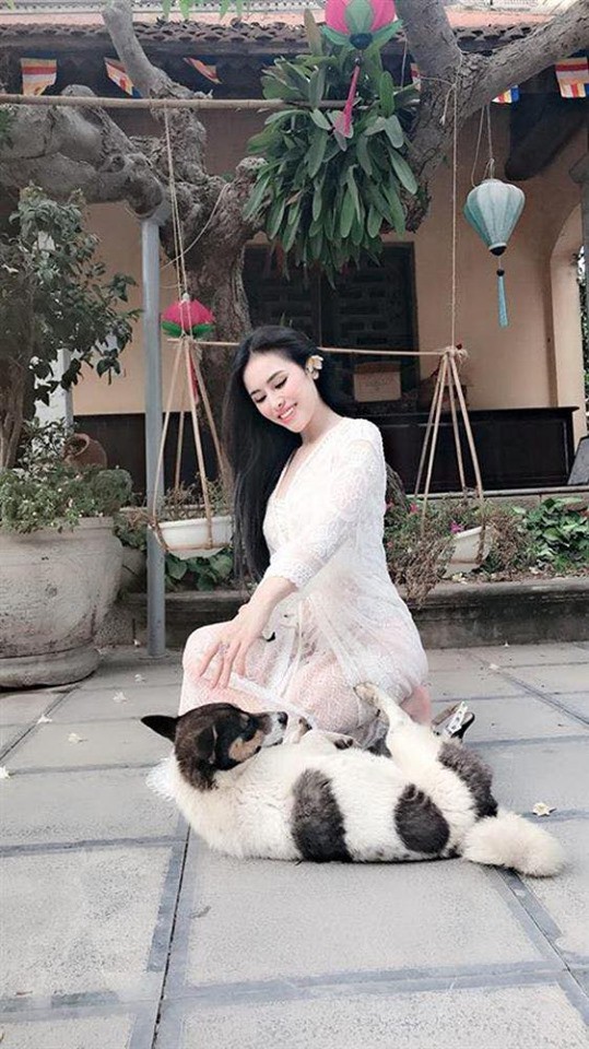 Diện váy ren xuyên thấu mỏng tang đi chùa, Thư Dung bị dân mạng ném đá thậm tệ - Ảnh 2. Diện váy ren xuyên thấu mỏng tang đi chùa, Thư Dung bị dân mạng ném đá thậm tệ - Ảnh 2.