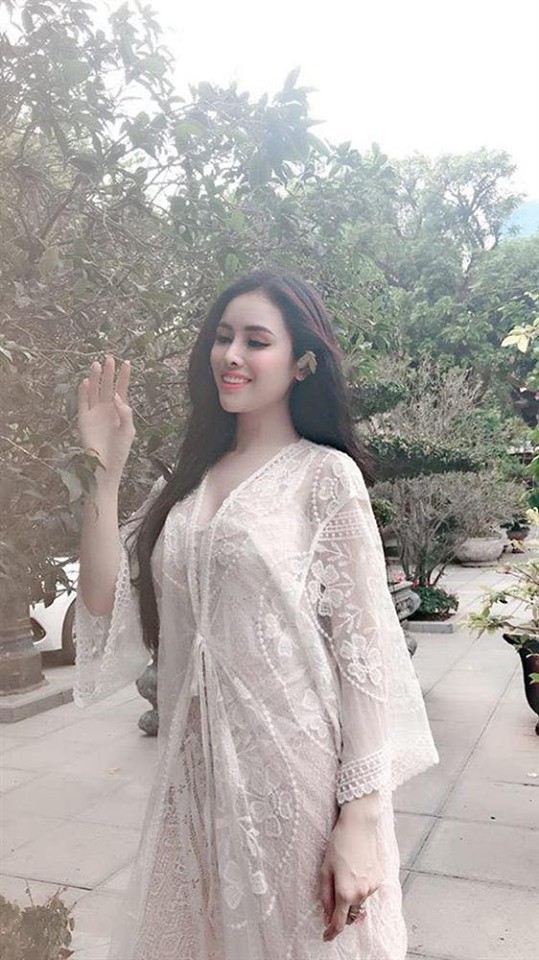 Diện váy ren xuyên thấu mỏng tang đi chùa, Thư Dung bị dân mạng ném đá thậm tệ - Ảnh 1. Diện váy ren xuyên thấu mỏng tang đi chùa, Thư Dung bị dân mạng ném đá thậm tệ - Ảnh 1.