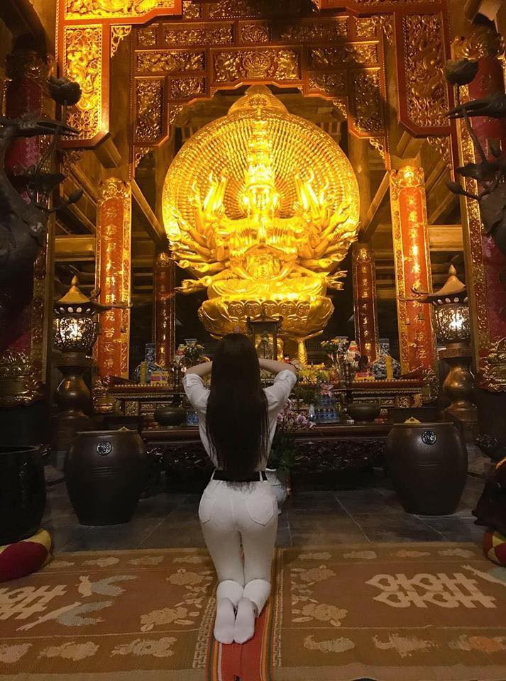 Diện váy ren xuyên thấu mỏng tang đi chùa, Thư Dung bị dân mạng ném đá thậm tệ - Ảnh 6. Diện váy ren xuyên thấu mỏng tang đi chùa, Thư Dung bị dân mạng ném đá thậm tệ - Ảnh 6.