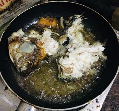 'Cười sặc nước' với thảm họa rán cá của hội chị em 'vụng thối vụng nát'