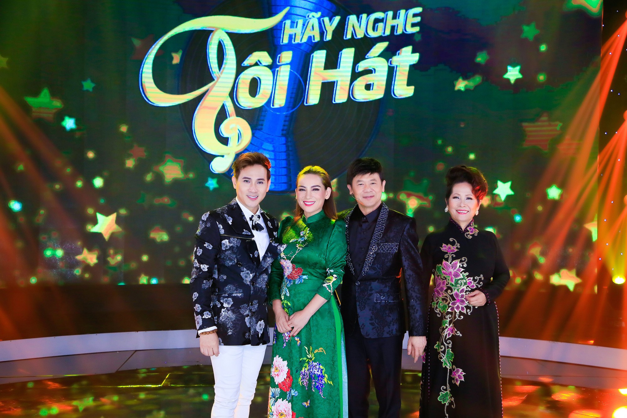 Từng thề không nhìn mặt, Phi Nhung nói gì khi ngồi ghế nóng cùng danh ca Phương Dung? - Ảnh 2. Từng thề không nhìn mặt, Phi Nhung nói gì khi ngồi ghế nóng cùng danh ca Phương Dung? - Ảnh 2.